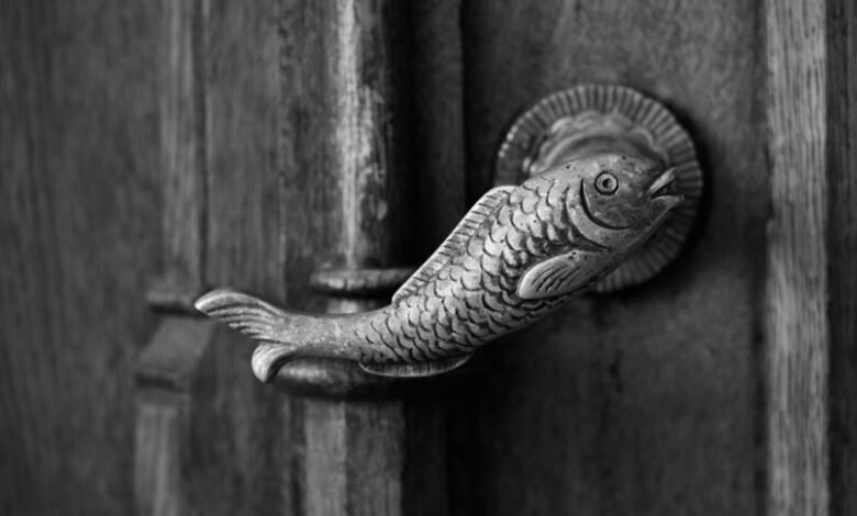 unique and distinctive handle